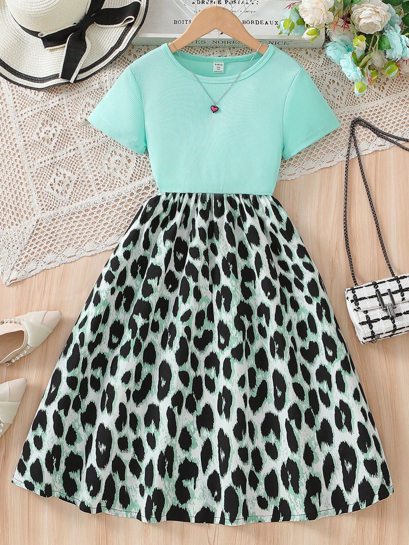 Tween girls casual short sleeve mini dress featuring a round neck, high waist, and flared A-line silhouette.