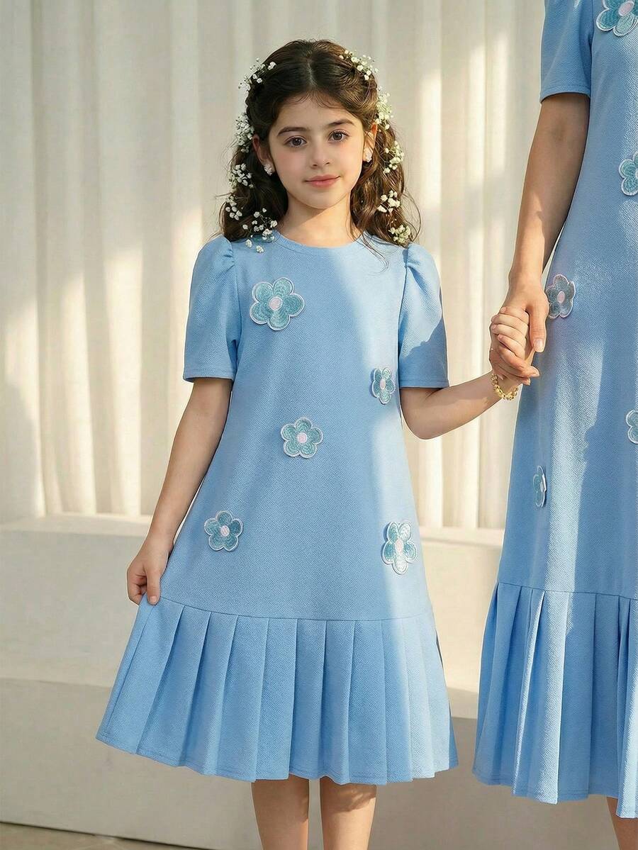 Tween girls apricot short-sleeve pleated smock dress with 3D bow decor and round neckline.