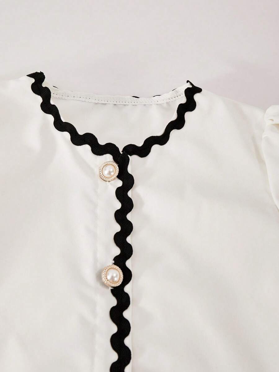 Tween girls apricot short-sleeve pleated smock dress with 3D bow decor and round neckline.