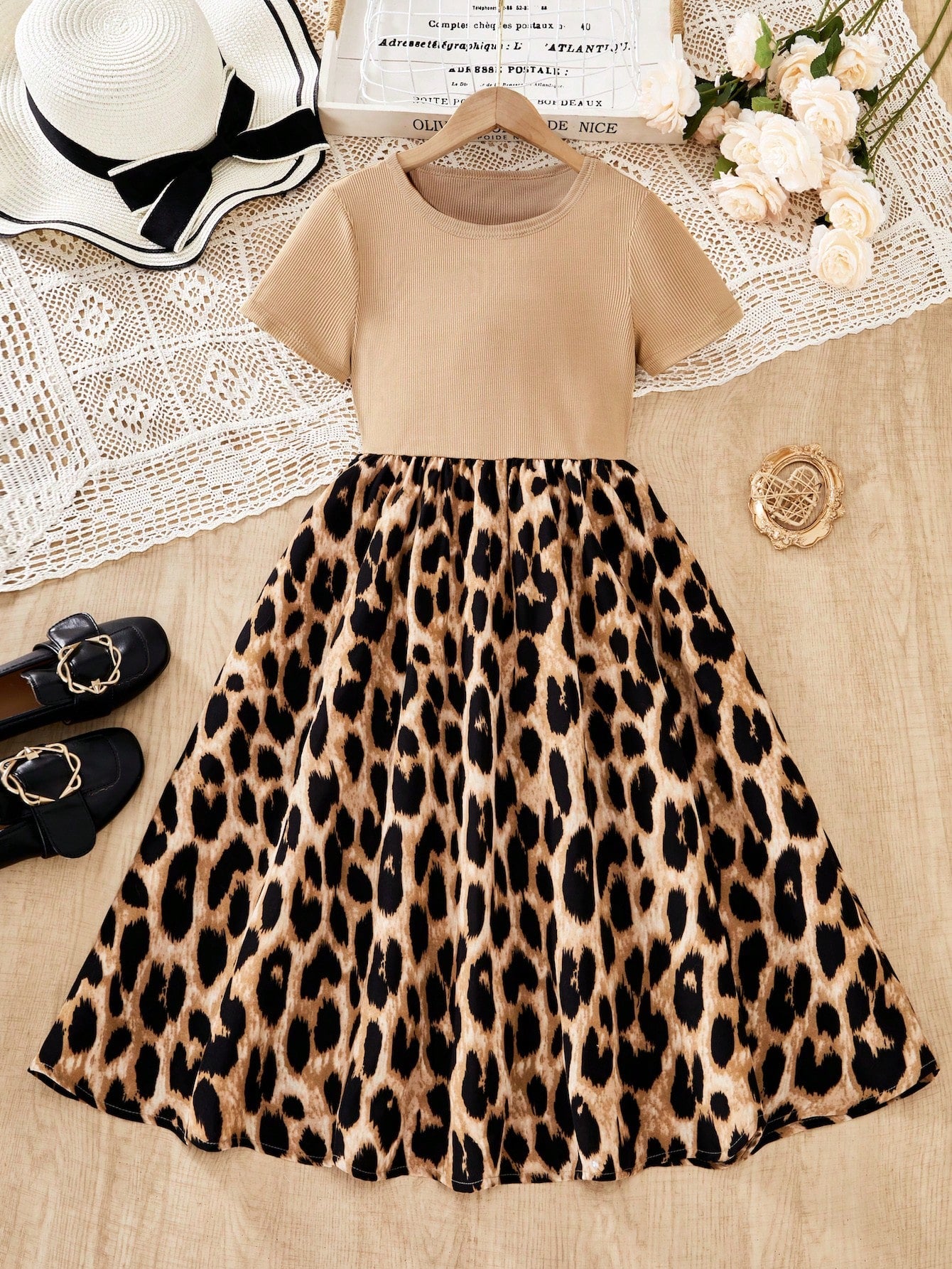 Tween girls casual short sleeve mini dress featuring a round neck, high waist, and flared A-line silhouette.