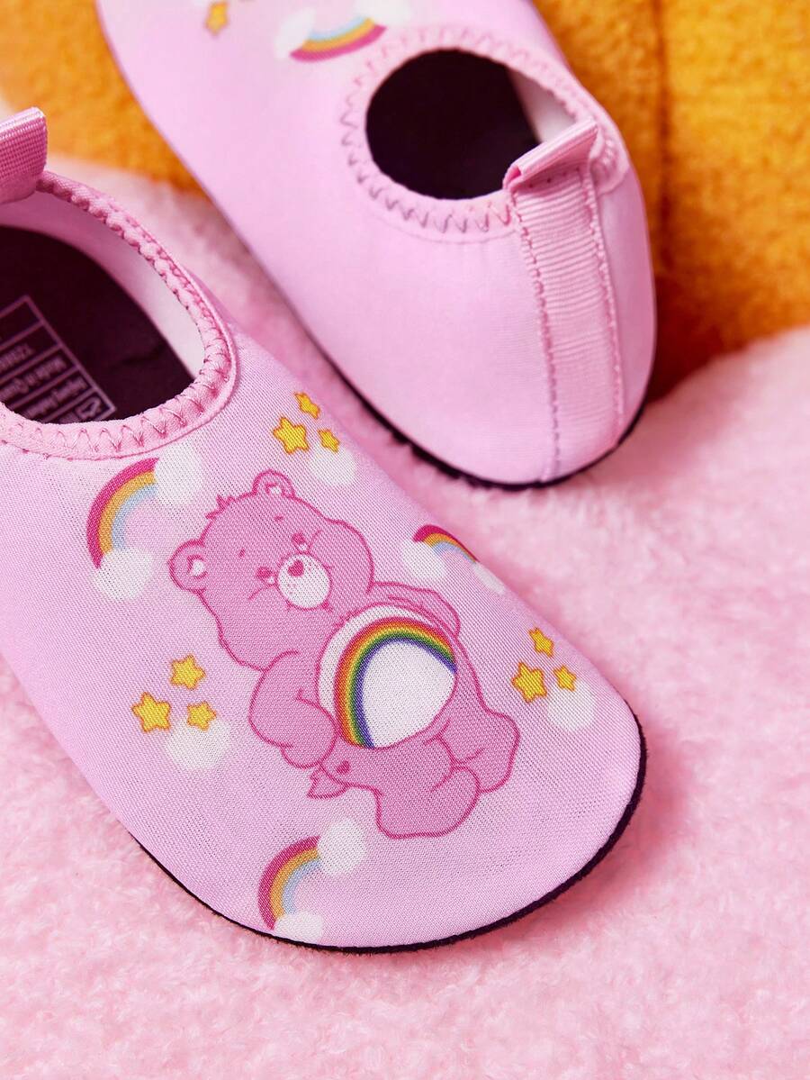 Girls cartoon pattern non-slip water shoes with slip-on closure and durable TPR outsole for beach and outdoor sports.
