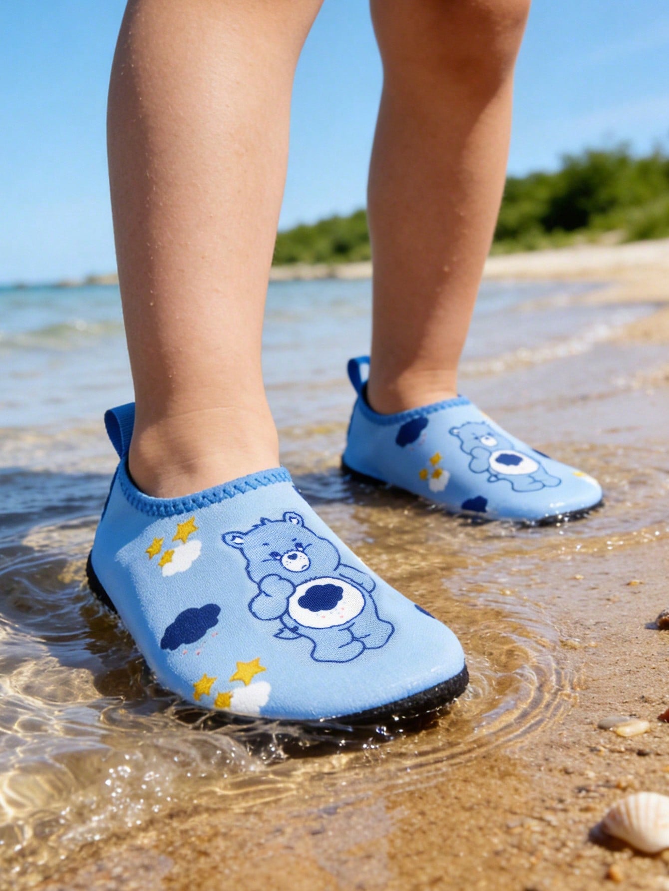 Girls cartoon pattern non-slip water shoes with slip-on closure and durable TPR outsole for beach and outdoor sports.