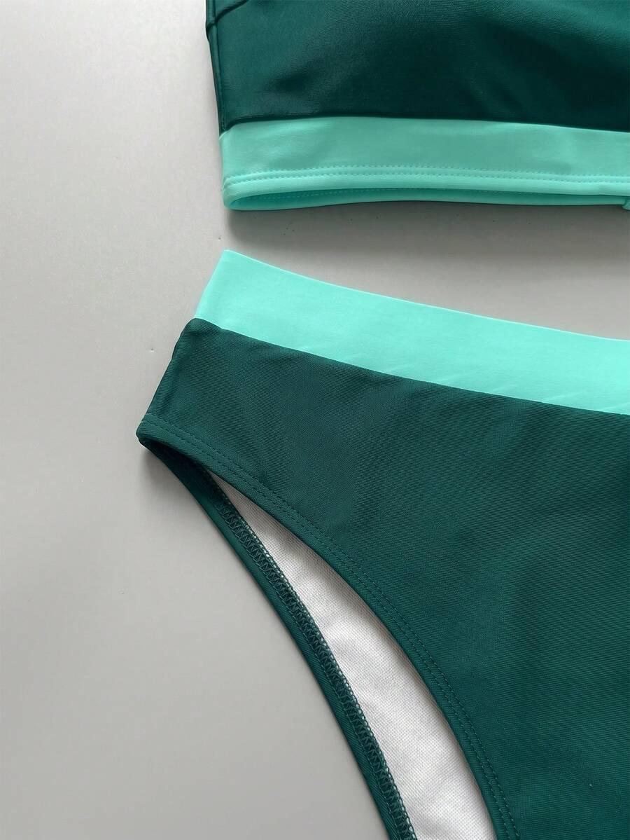 Women's bandeau bikini swimwear set featuring detachable shoulder straps, removable padding, wireless cups, and low-waist bottoms.
