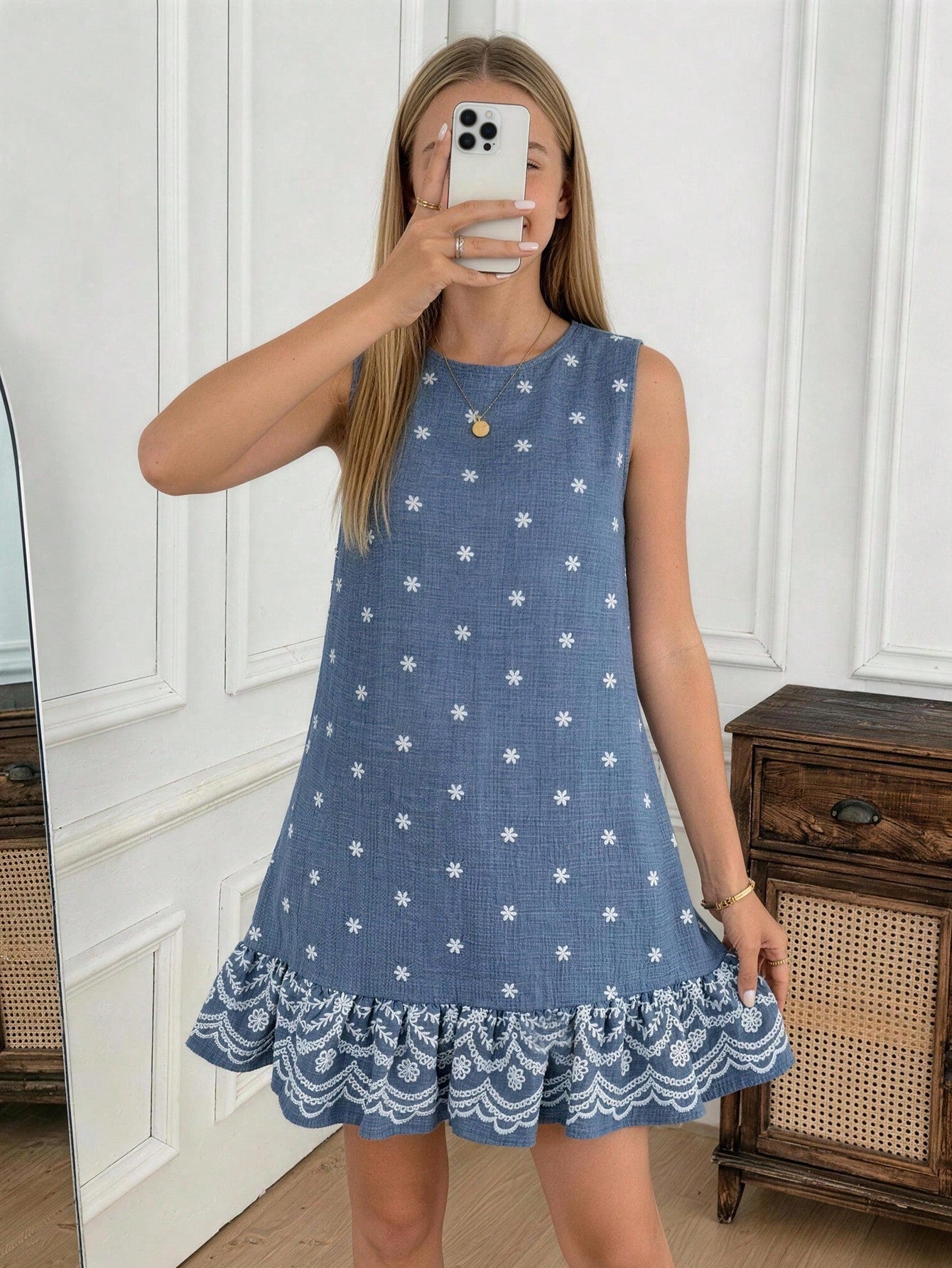 Tween girls casual leopard print smock mini dress featuring a round neck and flounce ruffle hem.