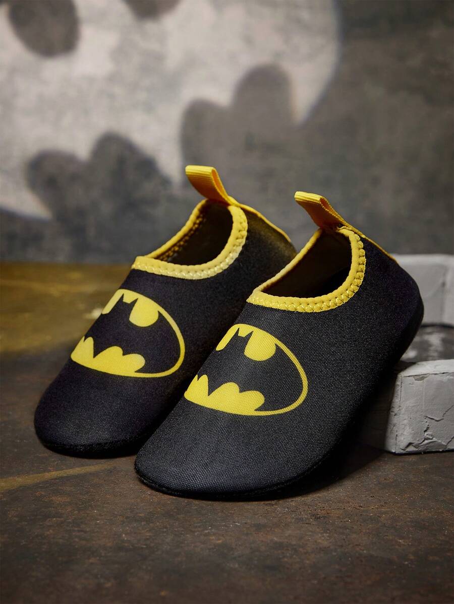 Girls cartoon pattern non-slip water shoes with slip-on closure and durable TPR outsole for beach and outdoor sports.