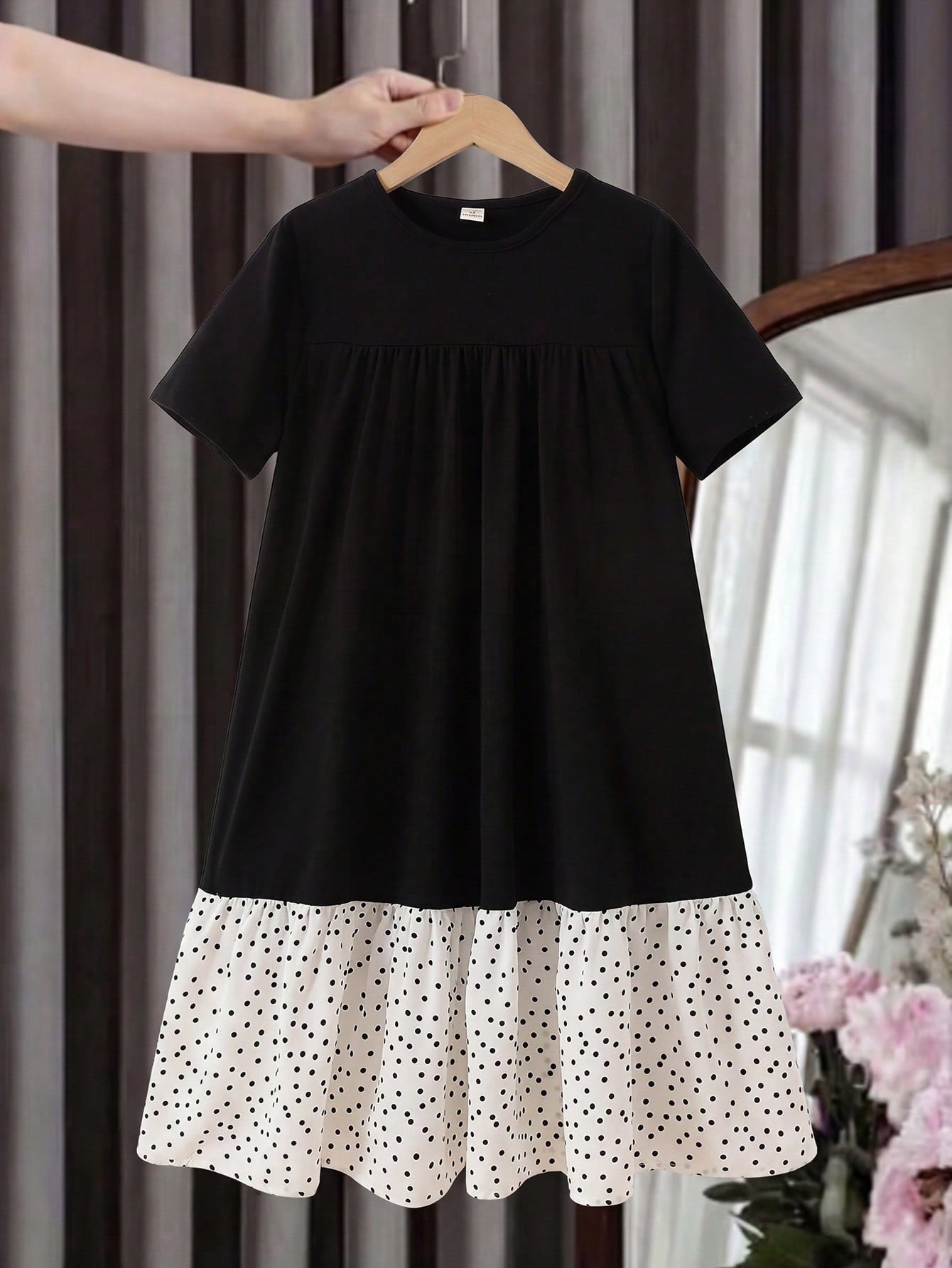 Tween girls casual black and white striped short sleeve smock dress with round neck and flounce hem
