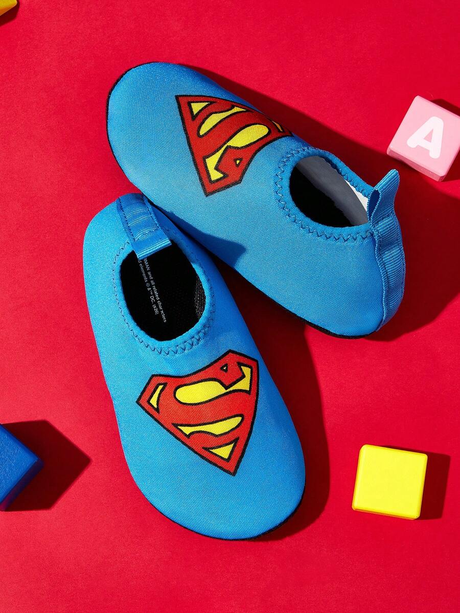 Girls cartoon pattern non-slip water shoes with slip-on closure and durable TPR outsole for beach and outdoor sports.