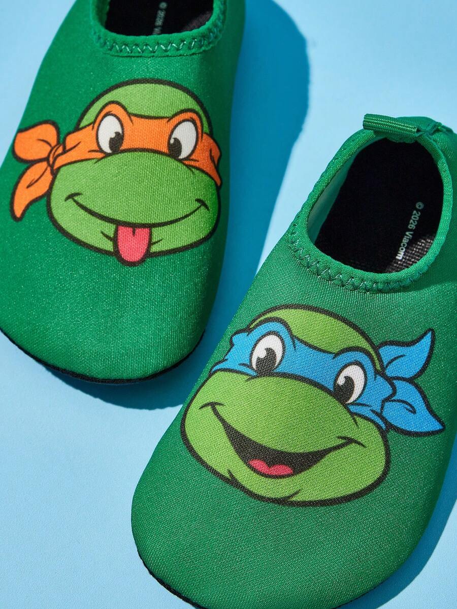 Girls cartoon pattern non-slip water shoes with slip-on closure and durable TPR outsole for beach and outdoor sports.