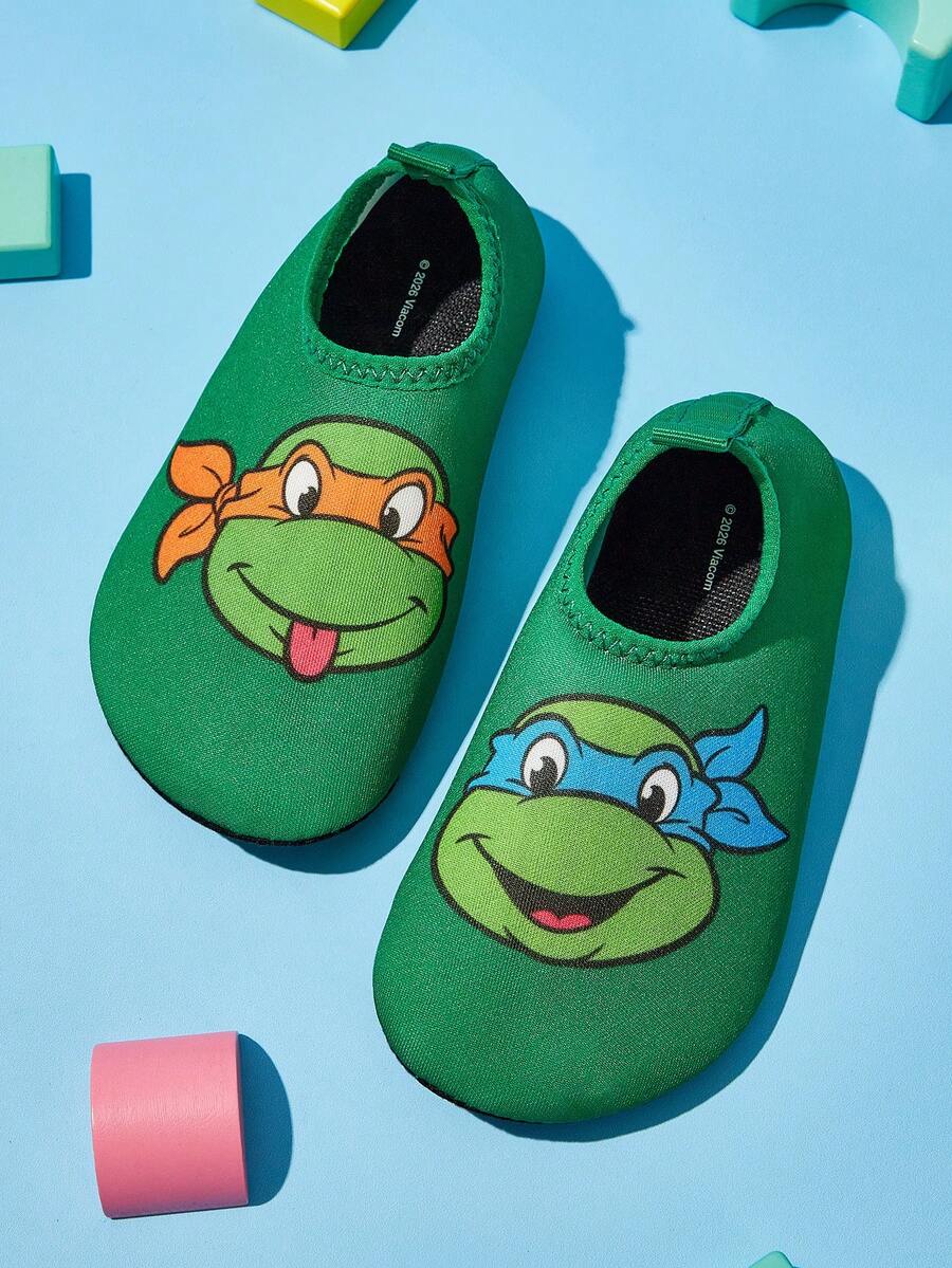 Girls cartoon pattern non-slip water shoes with slip-on closure and durable TPR outsole for beach and outdoor sports.