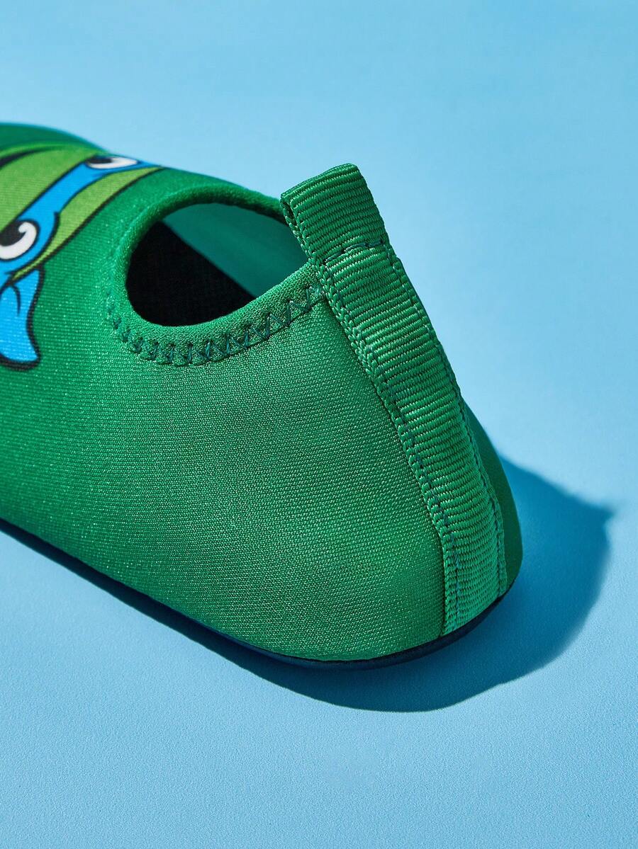 Girls cartoon pattern non-slip water shoes with slip-on closure and durable TPR outsole for beach and outdoor sports.