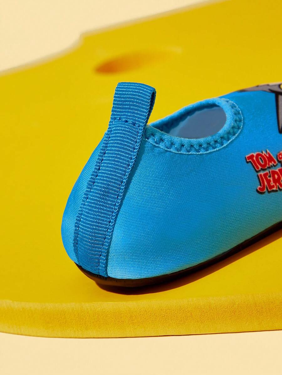 Girls cartoon pattern non-slip water shoes with slip-on closure and durable TPR outsole for beach and outdoor sports.