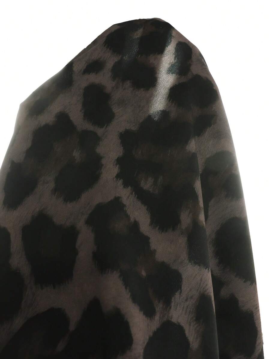 Tween girls casual leopard print smock mini dress featuring a round neck and flounce ruffle hem.