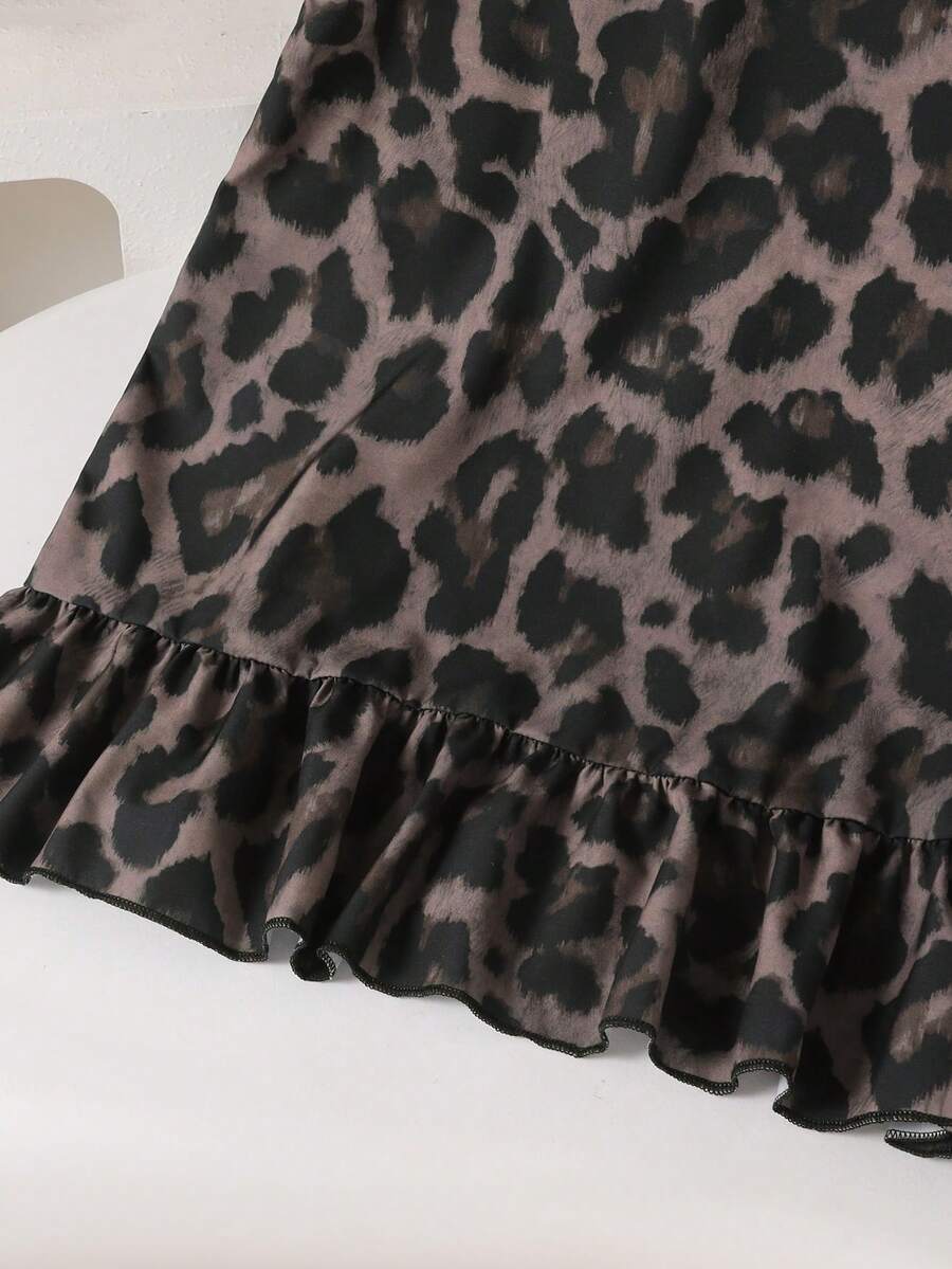 Tween girls casual leopard print smock mini dress featuring a round neck and flounce ruffle hem.
