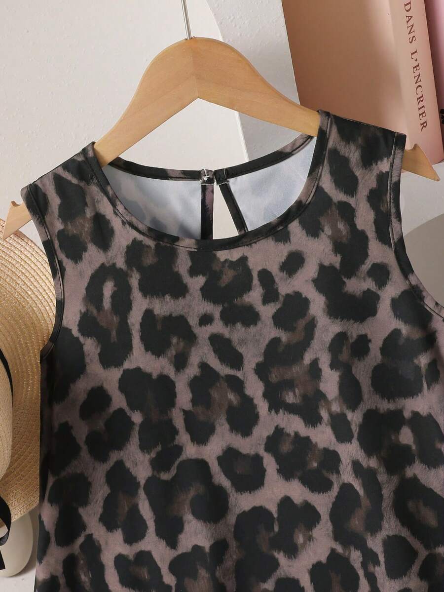 Tween girls casual leopard print smock mini dress featuring a round neck and flounce ruffle hem.