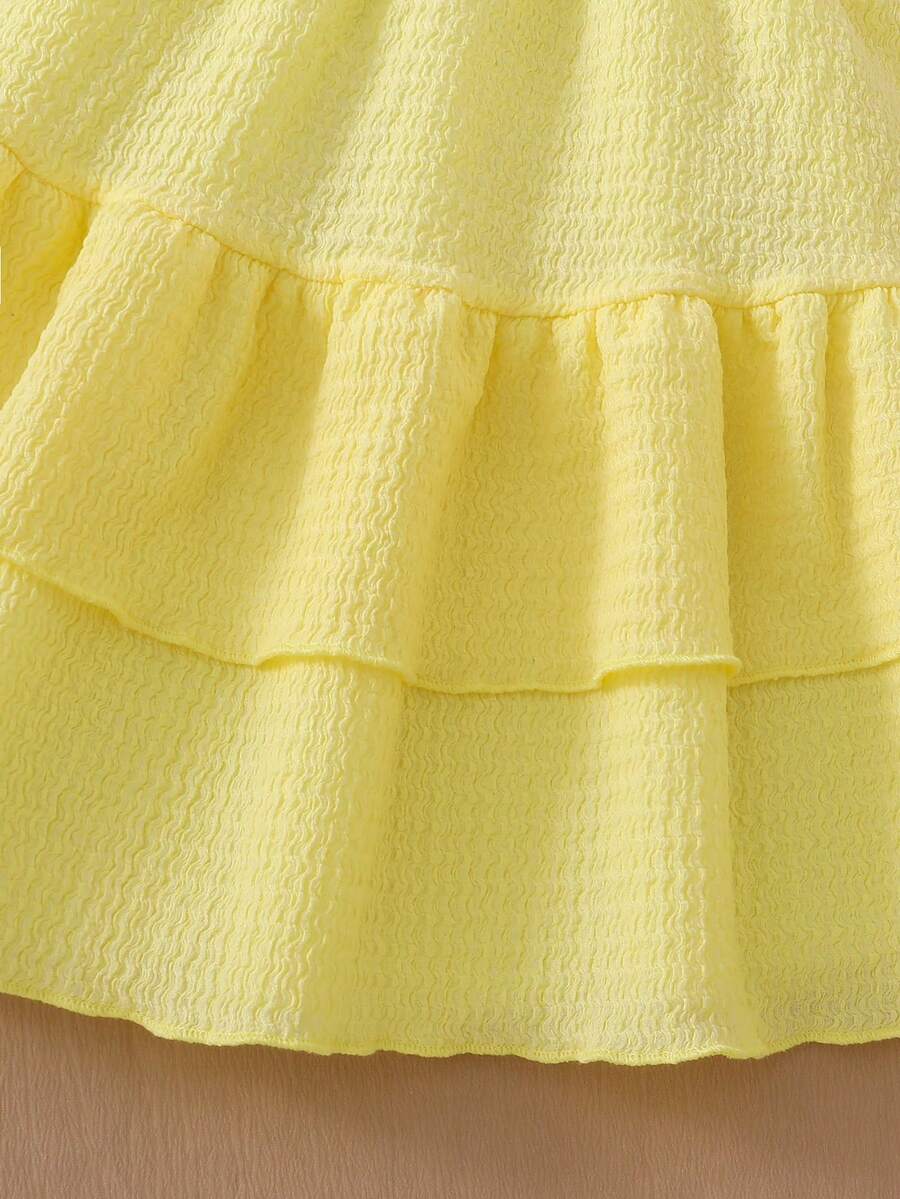 Light blue two-piece outfit set for tween girls with a sleeveless round neck vest top and a tiered ruffle cake skirt featuring a plant pattern.