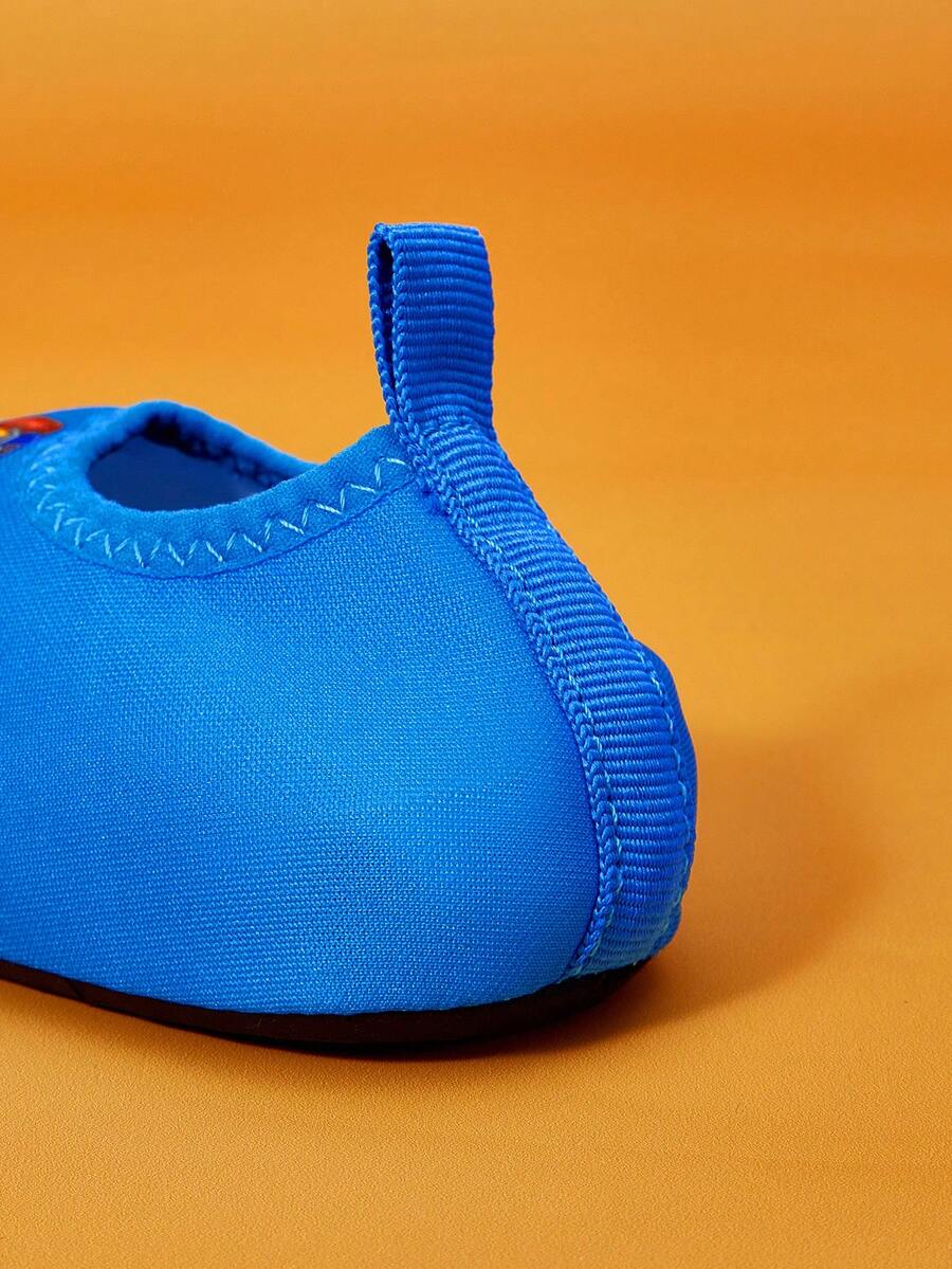 Girls cartoon pattern non-slip water shoes with slip-on closure and durable TPR outsole for beach and outdoor sports.